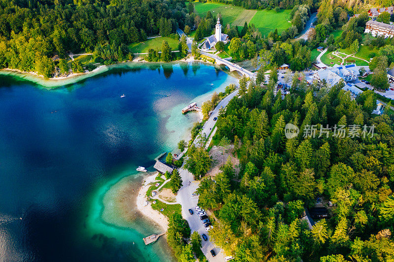 鸟瞰图Bohinj湖(bohinsko jezero)在日落，斯洛文尼亚